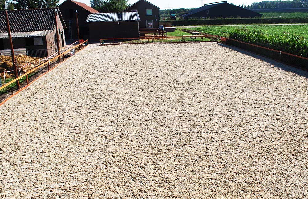 paardenbodem, buitenbak, buitenbodem. geopad, springbodem, manegebodem buiten, paardrijbodem, paardenbak, binnenbak, springen, dressuurbak, aanleggen buitenbak, kosten buitenbak
